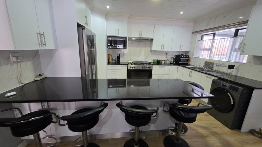6 Bedroom Property for Sale in Dana Bay Western Cape